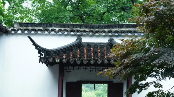 Klasik Çin bahçe binaları yağmurlu günlerde Çin 'in Suzhou' suna bakıyor.
