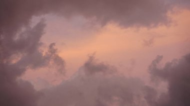 Yazın beyaz bulutlu mavi gökyüzü manzarası