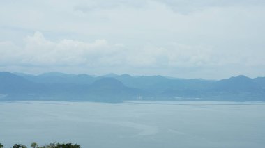 Yazın sisli havası olan güzel göl manzaraları