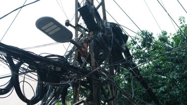 Kaotik elektrik kabloları eski Çin şehrinin manzarasını gösteriyor.