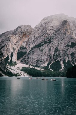 Bu büyüleyici fotoğraf, İtalya 'daki Dolomitlerin kalbine yerleşmiş Braies Gölü' nün nefes kesici güzelliğini gösteriyor. Gölün turkuaz suları engebeli sularla muhteşem bir tezat oluşturuyor.