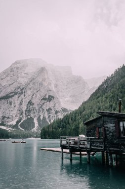 Bu büyüleyici fotoğraf, İtalya 'daki Dolomitlerin kalbine yerleşmiş Braies Gölü' nün nefes kesici güzelliğini gösteriyor. Gölün turkuaz suları engebeli sularla muhteşem bir tezat oluşturuyor.