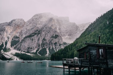 Bu büyüleyici fotoğraf, İtalya 'daki Dolomitlerin kalbine yerleşmiş Braies Gölü' nün nefes kesici güzelliğini gösteriyor. Gölün turkuaz suları engebeli sularla muhteşem bir tezat oluşturuyor.