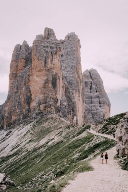 Bu nefes kesici fotoğraf, İtalya 'nın Dolomitler bölgesinin en ünlü simgelerinden biri olan Tre Cime di Lavaredo' nun ikonik zirvelerini yakalar. Dik kayalıklar ve engebeli kaya oluşumları dimdik ayakta.