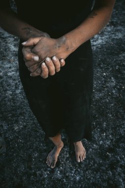 Kül toprağının üzerinde kapalı duran eller orman yangınlarından sonra iyileşme umudunu, dayanıklılığı ve birliği simgeliyor. Zorlu zamanlarda gücün görsel bir temsili..