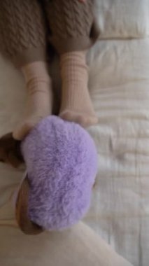 Güzel dekore edilmiş bir Noel ağacının yanında mor bir kazak giyen bir kadın Chihuahua 'sıyla etkileşime girer. Festival sahnesinde hediyeler, altın süsler ve sıcak doğal ışıklandırma yer alıyor. Şey...