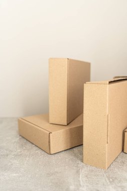 Tarafsız bir arkaplanda gösterilen çevre dostu Kraft karton kutularının yakın görüntüsü. Sürdürülebilir ambalaj, hediye paketleme, depolama ve nakliye ihtiyaçları için mükemmel.. 