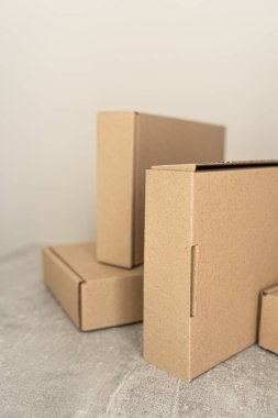 Tarafsız bir arkaplanda gösterilen çevre dostu Kraft karton kutularının yakın görüntüsü. Sürdürülebilir ambalaj, hediye paketleme, depolama ve nakliye ihtiyaçları için mükemmel.. 