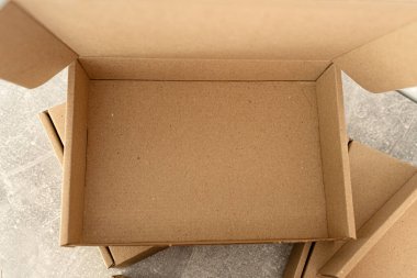 İçi boş bir Kraft karton kutunun üst görüntüsü. Gösteriş ambalajı kavramları, sürdürülebilir depolama ve çevre dostu tasarım temaları için ideal.