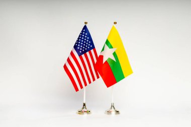 Arka planda ABD ve Myanmar eyalet bayrakları var. Bayraklar.