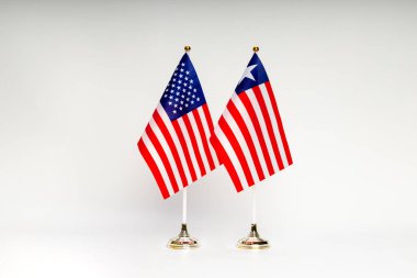 Arka planda ABD ve Liberya bayrağı var. Bayraklar.