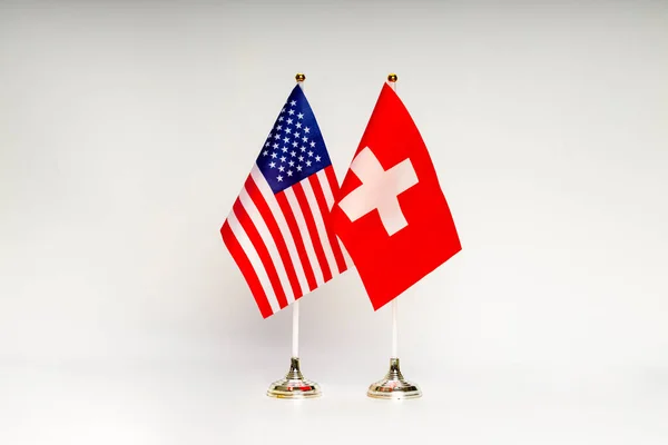 Flaggen Der Usa Und Der Schweiz Auf Hellem Hintergrund Flaggen — Stockfoto