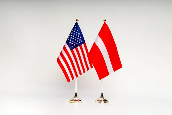 Flaggen Der Usa Und Lettlands Auf Hellem Hintergrund Flaggen — Stockfoto