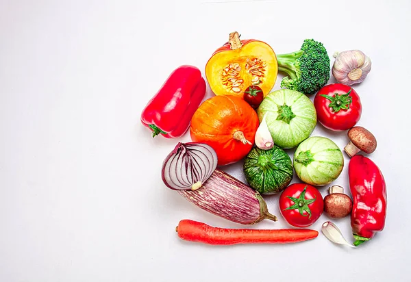 白を基調とした新鮮な有機野菜 写真のトップビュー バランスの取れた食事の概念 コピースペース 食べ物の写真 ロイヤリティフリーのストック写真