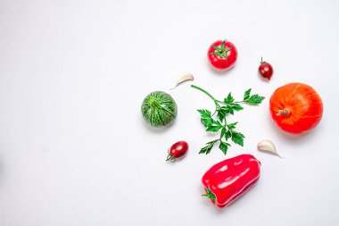 Beyaz arka planda balkabağı, patlıcan, dolma biber, şeri domatesleri, sarımsak ve kabağın yaratıcı bileşimi. Yemek konsepti. Sağlıklı yiyecekler. Yukarıdan bak. Boşluğu kopyala.