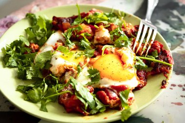 Shakshuka, domatesli haşlanmış yumurta, zeytinyağı, biber, soğan ve sarımsak sosu, Akdeniz mutfağı fotoğrafı..