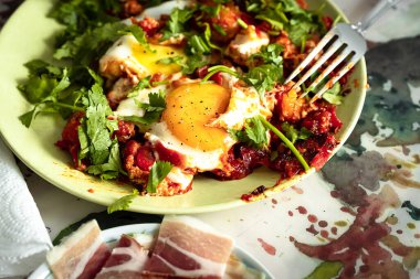 Shakshuka, domatesli haşlanmış yumurta, zeytinyağı, biber, soğan ve sarımsak sosu, Akdeniz mutfağı fotoğrafı..