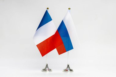 Arka planda Fransa ve Rusya 'nın ulusal bayrakları var. Bayraklar.