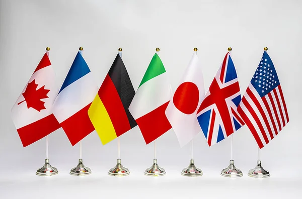 G7ブロックの国々のオフィスフラグは 明るい背景にあります アメリカ イギリス イタリア ドイツ フランス カナダのサミット フラッグス ロイヤリティフリーのストック画像