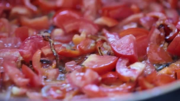 냄비에 야채를 구운다 건강한 신선한 요리하기 — 비디오