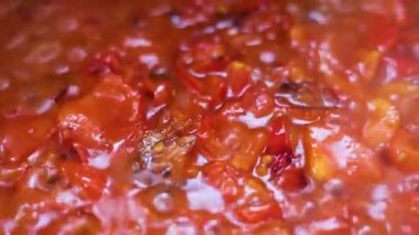 Kızartma tavasında sebze kızartmak. Sağlıklı taze sebzeler. Yemek. Vejetaryen yemekleri. Çeşitli sebzeler. Yemek pişirme.