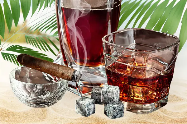 スコッチウイスキーのグラスと氷と自然のクローズアップの背景に葉巻 フードフォト ストック写真