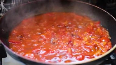 Kızartma tavasında sebze kızartmak. Sağlıklı taze sebzeler. Yemek. Vejetaryen yemekleri. Çeşitli sebzeler. Yemek pişirme.