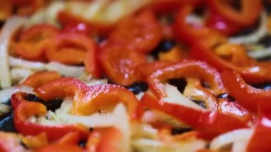 Kızartma tavasında sebze kızartmak. Sağlıklı taze sebzeler. Yemek. Vejetaryen yemekleri. Çeşitli sebzeler. Yemek pişirme.