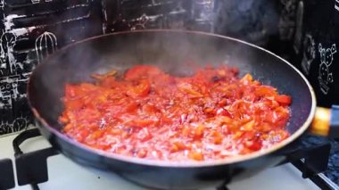 Tavada sebze kızartıyorum. Sağlıklı taze sebzeler. Yemek. Vejetaryen yemekleri. Çeşitli sebzeler. Yemek pişirme.