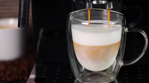 Close Van Koffie Wordt Gegoten Een Glazen Kopje Met Melk — Stockvideo