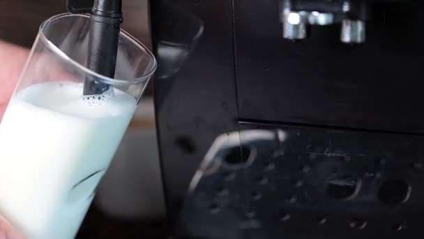 Zubereitung Von Latte Die Kaffeemaschine Schäumt Milch Einem Glas Milch — Stockvideo