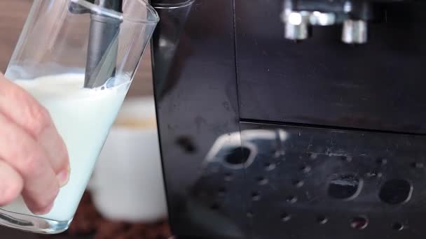 Beredning Latte Kaffebryggaren Skummar Mjölk Ett Glas Mjölk Kaffe — Stockvideo