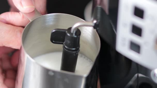Mężczyzna Pieni Mleko Metalowym Kubku Cappuccinatore Ekspresie Kawy Zbliżenie Kubka — Wideo stockowe