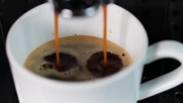 Uma Máquina Café Moderna Derrama Delicioso Café Uma Xícara Branca — Vídeo de Stock
