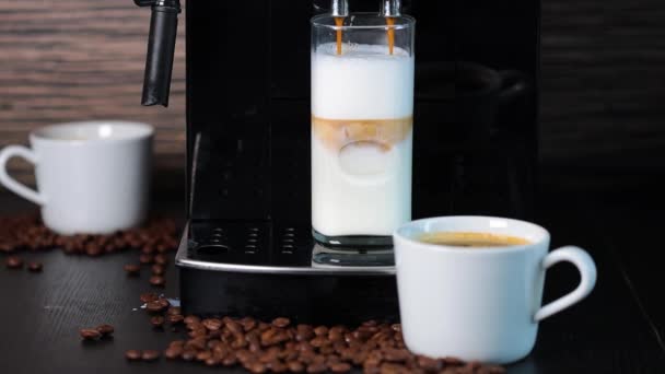 Detailní Záběr Jak Káva Nalévá Skleněného Kelímku Mlékem Dělá Cappuccino — Stock video