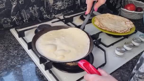 Processo Cozinhar Panquecas Uma Frigideira Preta Durante Ato Fritar Panqueca — Vídeo de Stock