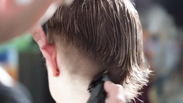 Fryzura Domu Fryzjer Domu Fryzjer Obcina Kobiecie Włosy Nożyczkami Strzyżenie — Wideo stockowe