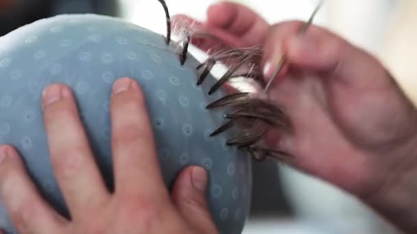 Stylista Przygotowuje Włosy Klienta Procesu Podkreślania Fryzjer — Wideo stockowe