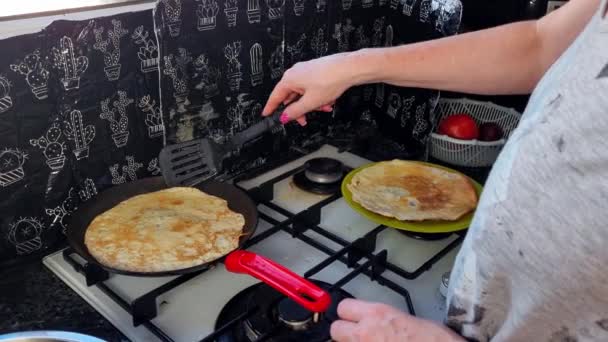 Große Runde Pfannkuchen Einer Pfanne Kochender Rauch Steigt Aus Dem — Stockvideo