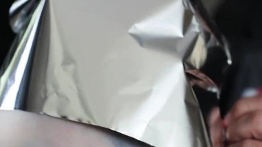 Profesyonel bir kuaför müşterinin saçına renk uygular. Saç röfleleri. Saç boyama..