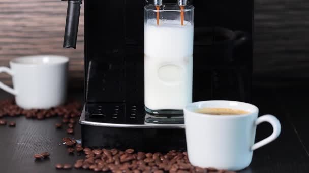 우유와 커피의 클로즈업 기계와 카푸치노를 만들기 커피는 — 비디오