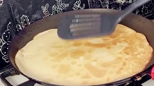 Large Pancake Frying Pan Cooking Smoke Rises Pancake Pancakes Holes — Stock Video