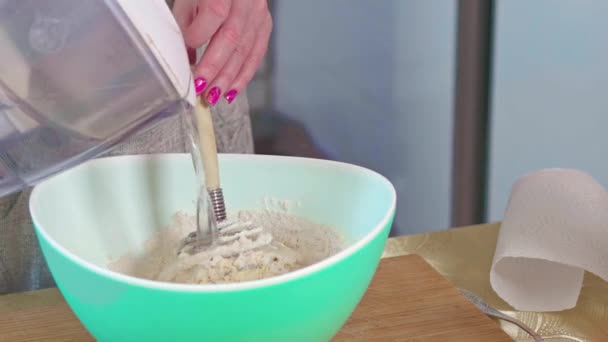 Szef Kuchni Używa Trzepaczki Gotowania Jajek Przygotowanie Składników Zdrowego Gotowania — Wideo stockowe