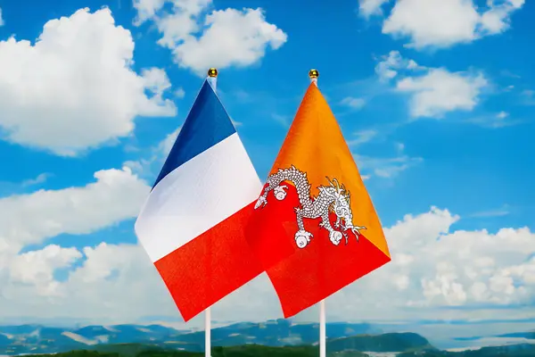 Nationalflaggen Von Frankreich Und Bhutan Gegen Den Himmel Bei Sonnenuntergang — Stockfoto