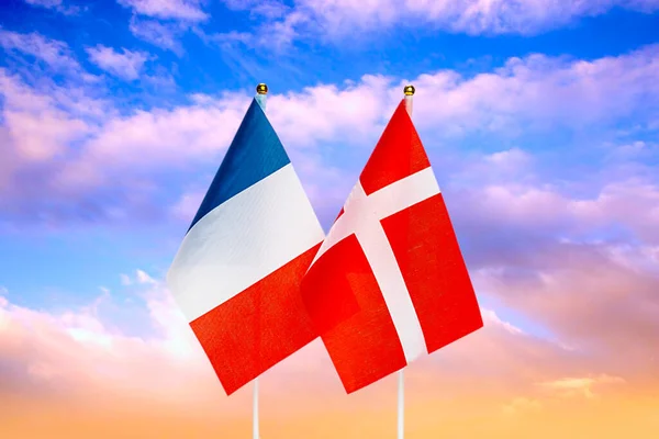 Nationalflaggen Von Frankreich Und Dänemark Gegen Den Himmel Bei Sonnenuntergang — Stockfoto