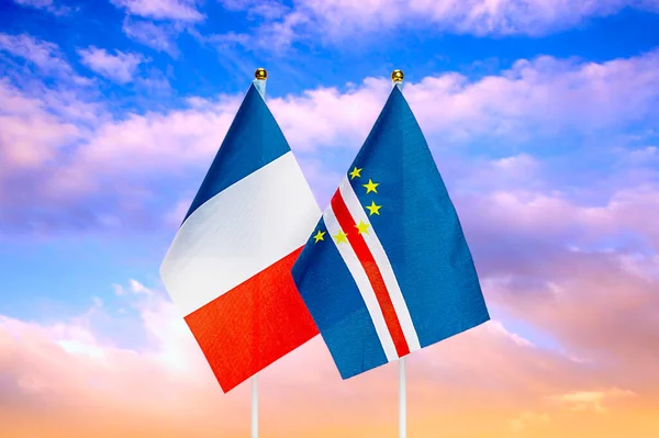 Nationalflaggen Von Frankreich Und Kap Verde Gegen Den Himmel Bei — Stockfoto