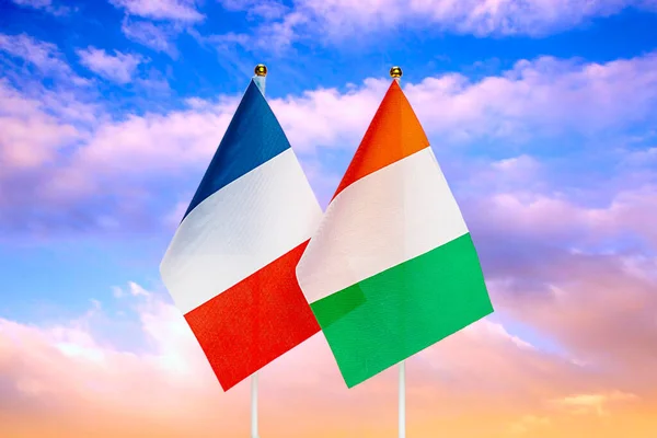Die Nationalflaggen Frankreichs Und Der Elfenbeinküste Recken Sich Bei Sonnenuntergang — Stockfoto