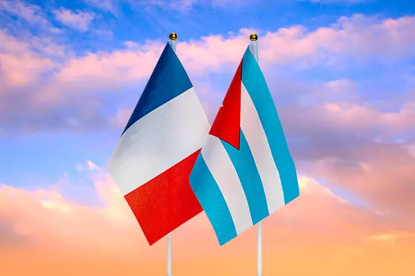 Nationalflaggen Von Frankreich Und Kuba Gegen Den Himmel Bei Sonnenuntergang — Stockfoto