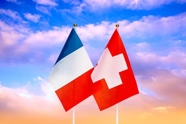 Nationalflaggen Von Frankreich Und Der Schweiz Himmel Bei Sonnenuntergang Flaggen — Stockfoto