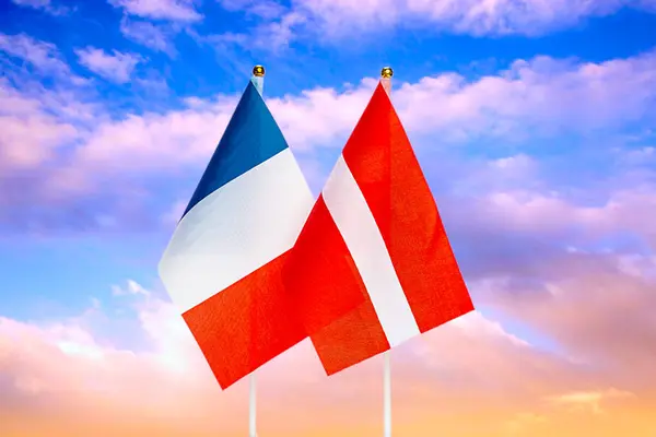 Nationalflaggen Von Frankreich Und Lettland Himmel Bei Sonnenuntergang Flaggen — Stockfoto